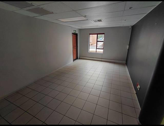 151M² OFFICE TO LET IN FOURWAYS